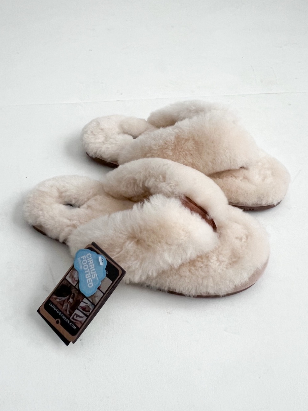 NWT Lamo Amelia Cream Sheepskin Thong Slippers Size 7